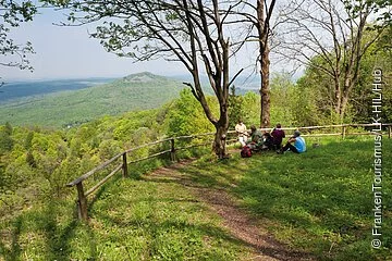 Aussicht vom Großen Gleichberg, Blick zur Steinsburg - Thüringenblick