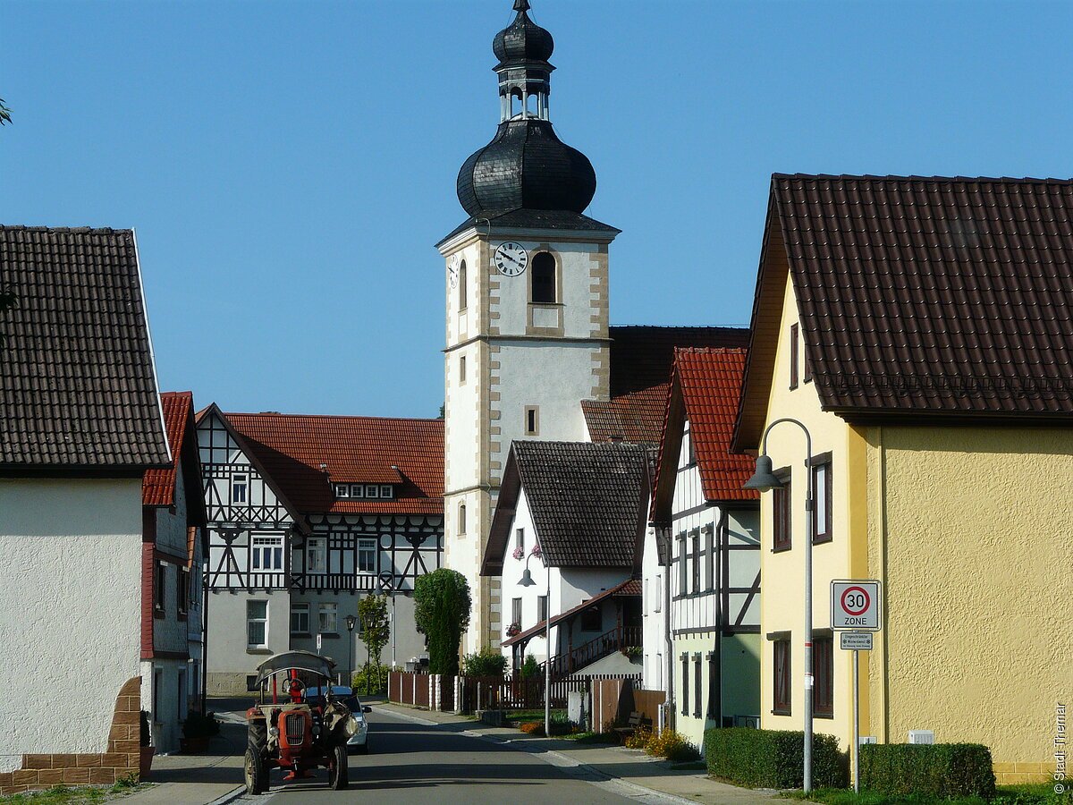 Kirche und Gemeindehaus in Dingsleben