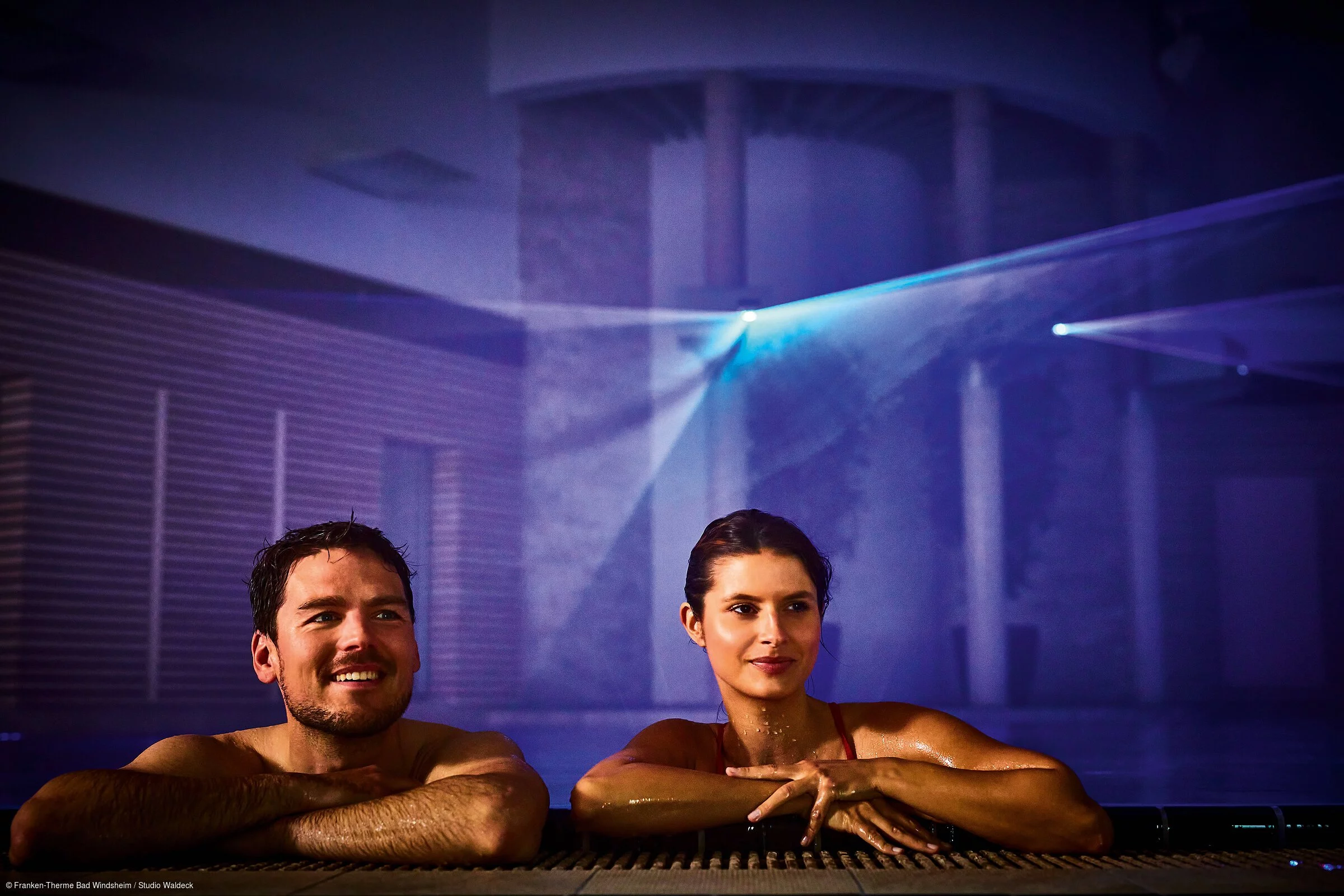 Farbenfrohe Lasershow in der Franken-Therme