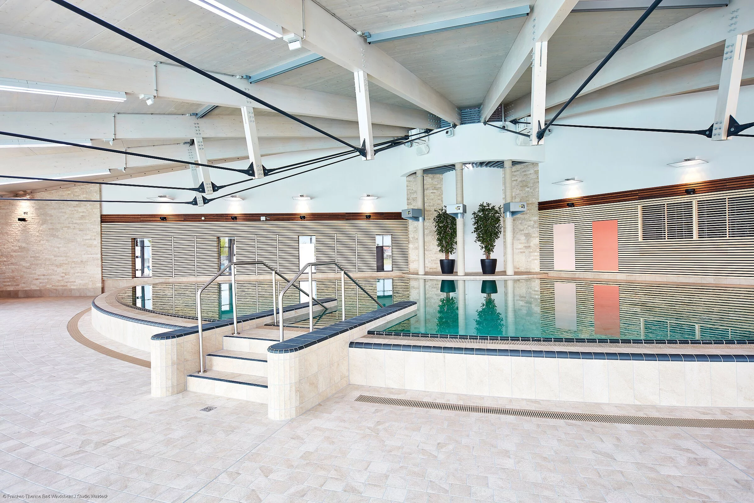 Großzügige Badehalle in der Franken-Therme