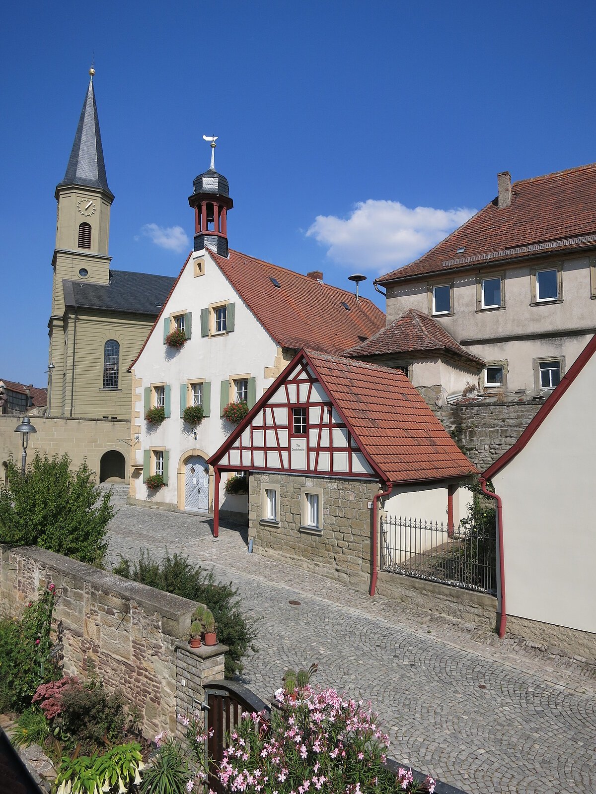Kirche St. Peter und Paul mit Gadenkirchenburg, Rathaus mit Pranger und alte Schmiede (Seinsheim, Fränkisches Weinland)