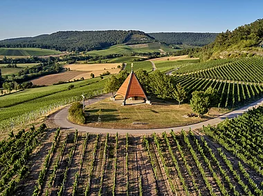 Ein moderne Kapelle auf einem Hügel inmitten grüner Weinberge