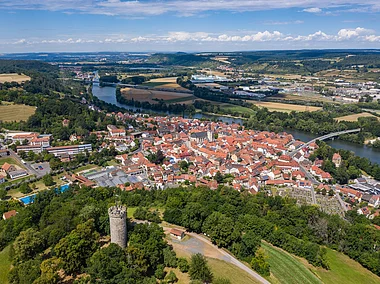 Ruine Wallburg mit Block über die Stadt und Main im Hintergrund