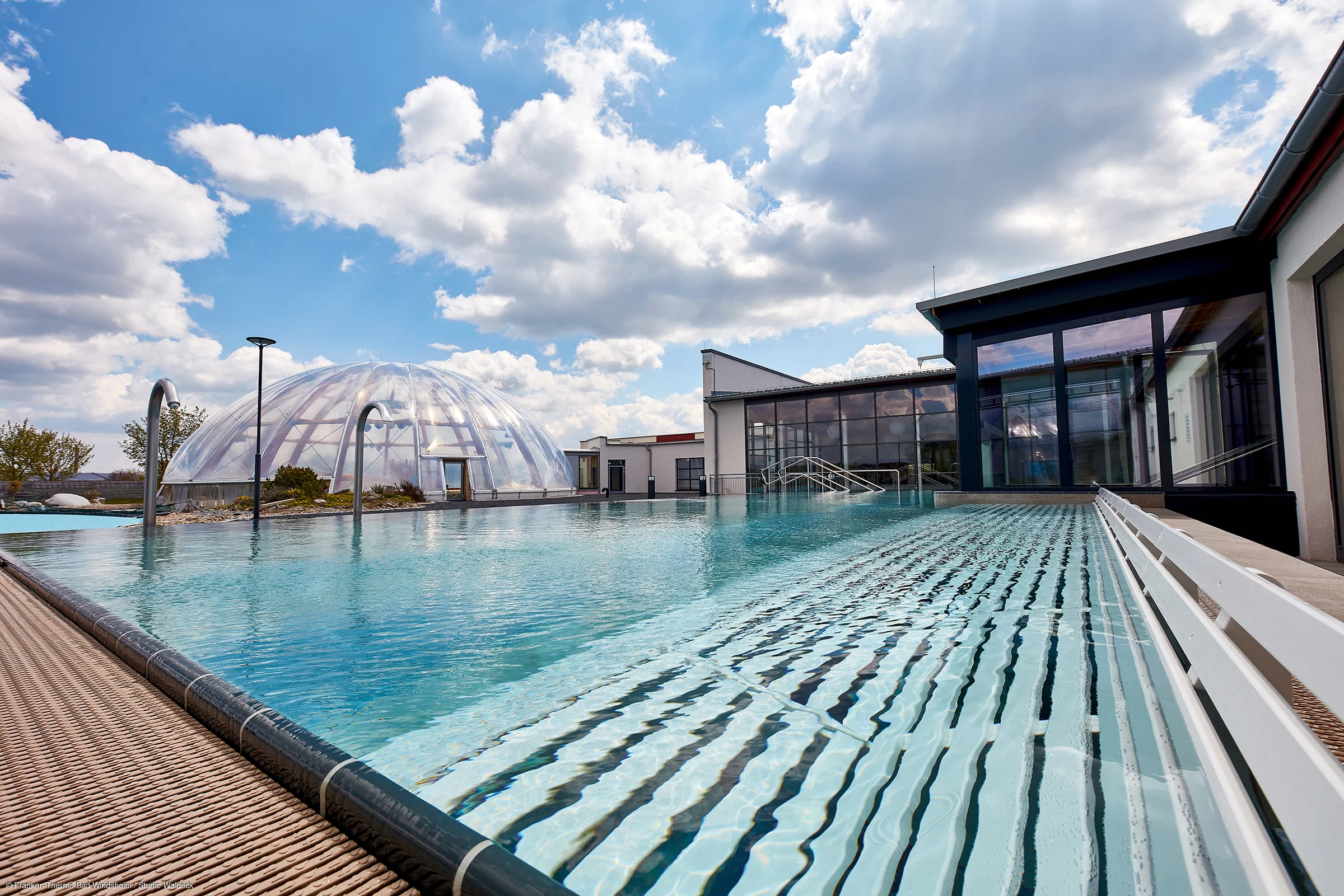 Außenbereich des Hochsole-Bereichs in der Franken-Therme