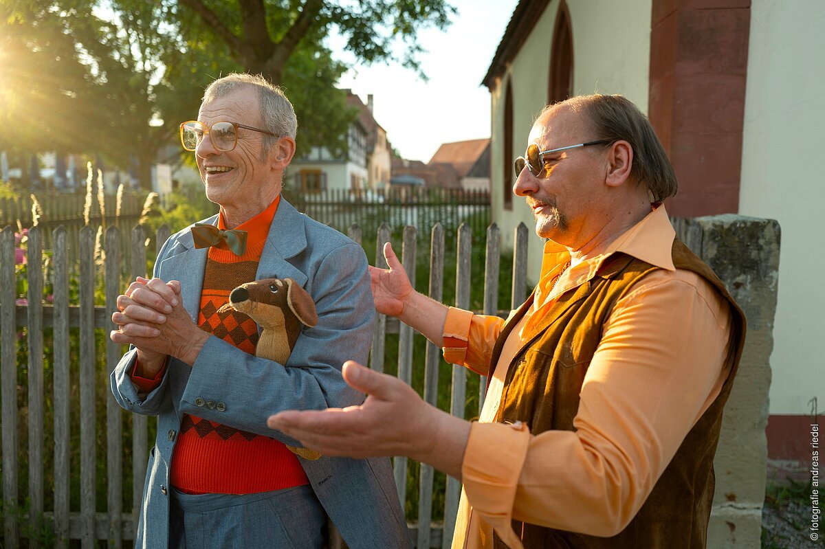 Damit Konsti (Michael Kehr) sich in die Kapelle traut muss ihn Ringo (Johannes Suilvássy) erst noch „taufen“.Szene aus "Flüchtige Bekannt", Freilandtheaterstück von Christian Laubert