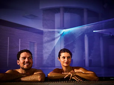 Farbenfrohe Lasershow in der Franken-Therme